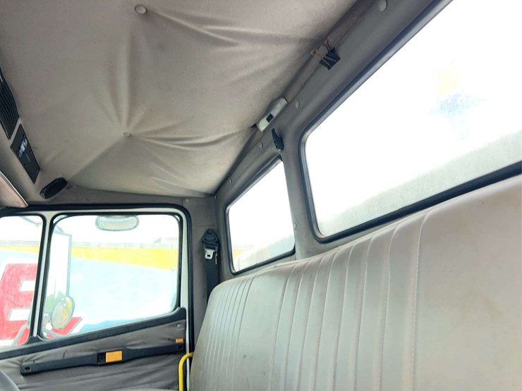 2004-freightliner-fl70-image-55