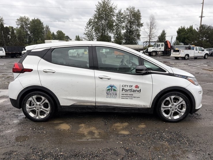 2017-chevrolet-bolt-ev-electric-hatchback-image-3