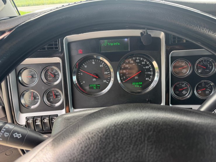 2016-kenworth-w900l-image-43