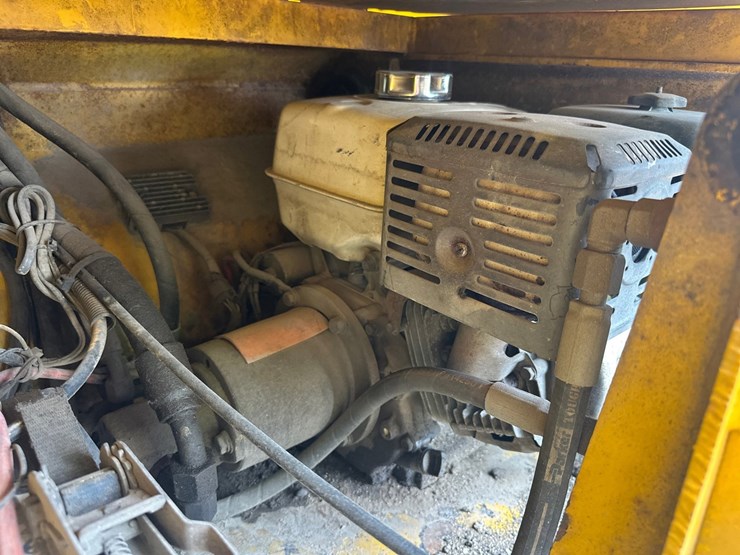 #2676-•-eager-beaver-tri-axle-lowboy-trailer-image-17