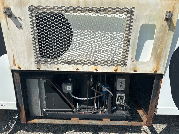2000-freightliner-fl60-image-22