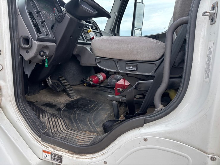 #2297-•-2017-freightliner-m2-single-axle-day-cab-truck-tractor-image-41