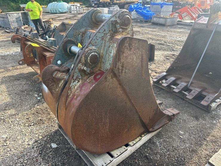 #2704-•-approx-31"-excavator-bucket-image-3
