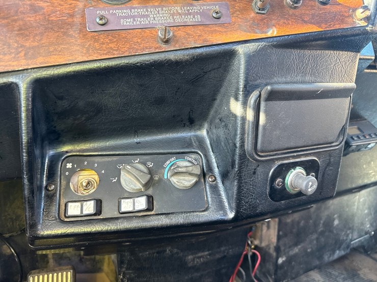 1998-peterbilt-378-image-97
