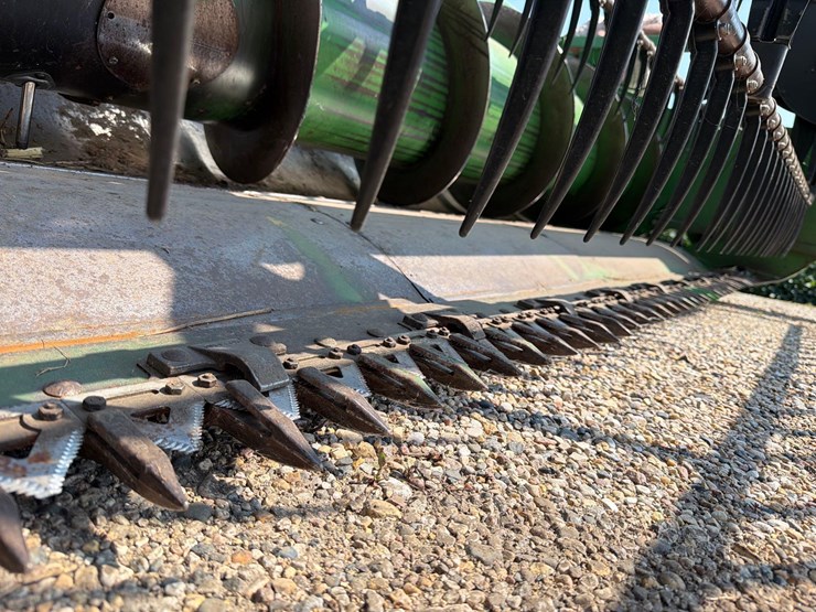 john-deere-220-image-32