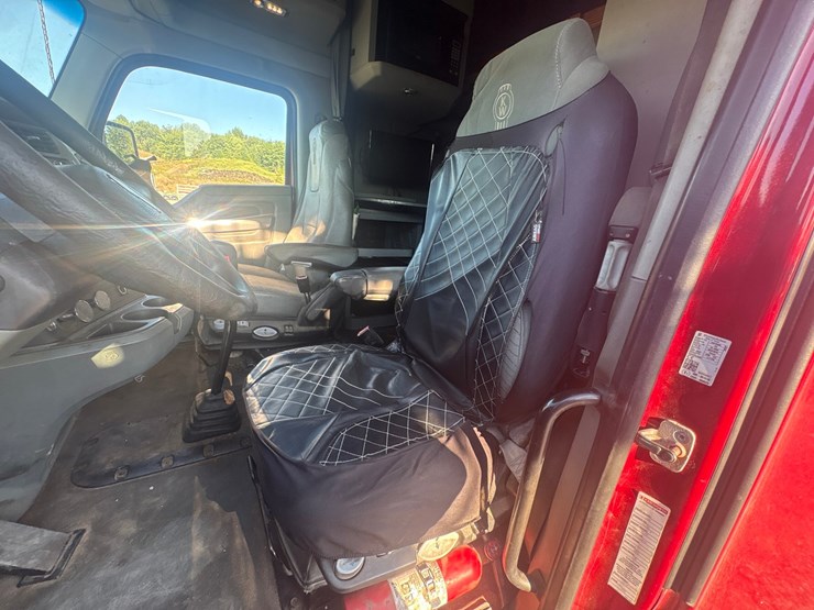 2014-kenworth-t680-image-28