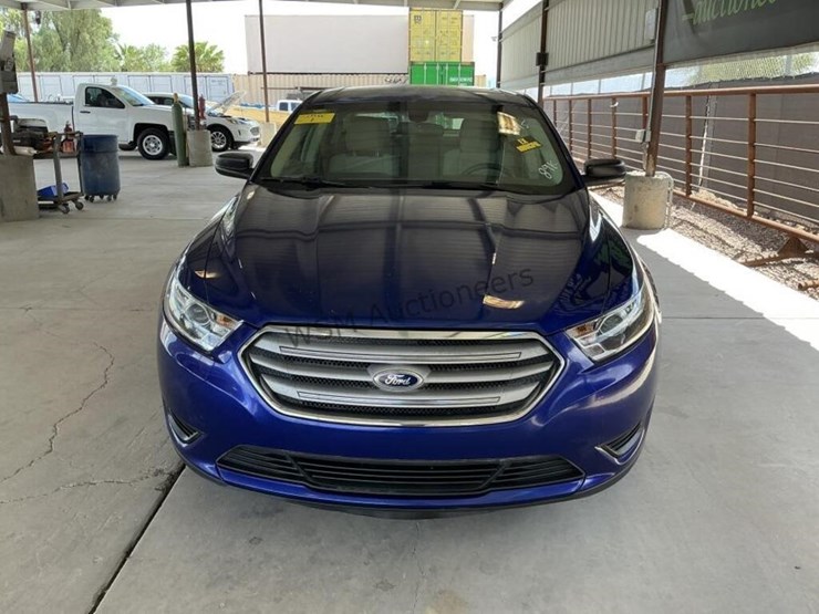 2015-ford-taurus-sdn-image-3