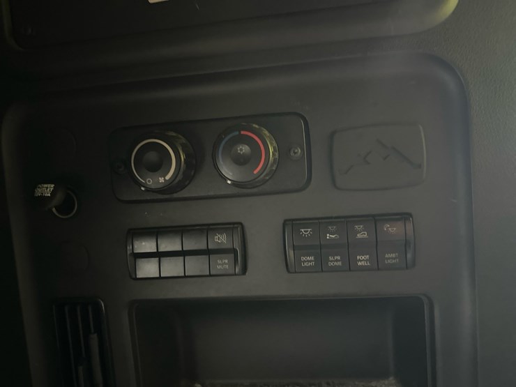 #61416-•-2019-freightliner-cascadia-evolution-iseries-sleeper-cab-truck-tractor-image-56