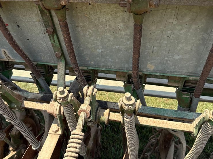john-deere-van-brunt-12ft-drill-image-16