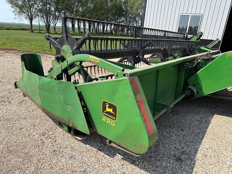 john-deere-220-image-3
