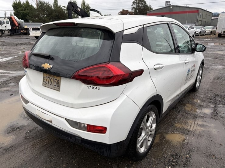 2017-chevrolet-bolt-ev-electric-hatchback-image-4