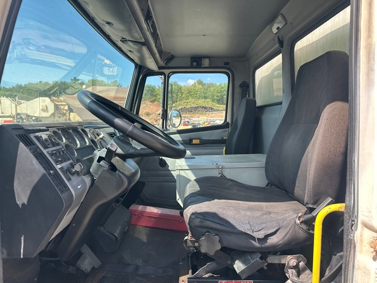 2000-freightliner-fl60-image-35