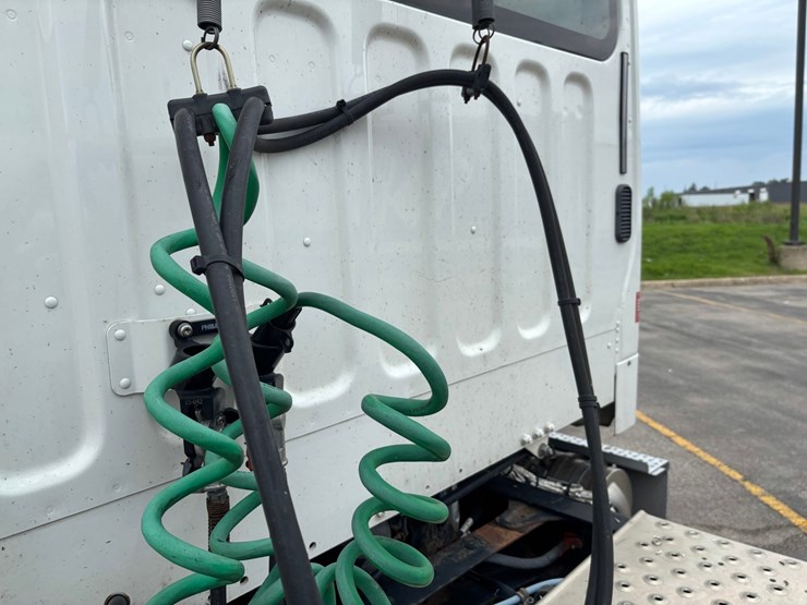 #2297-•-2017-freightliner-m2-single-axle-day-cab-truck-tractor-image-64