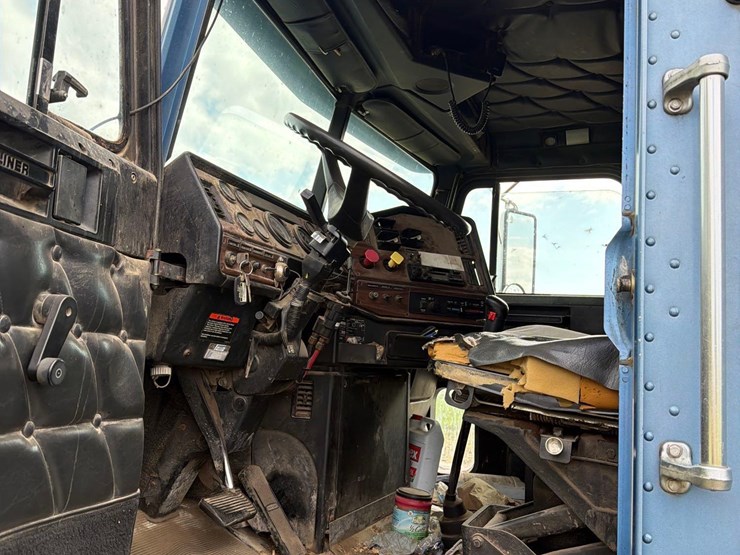 2000-freightliner-fld120-image-43
