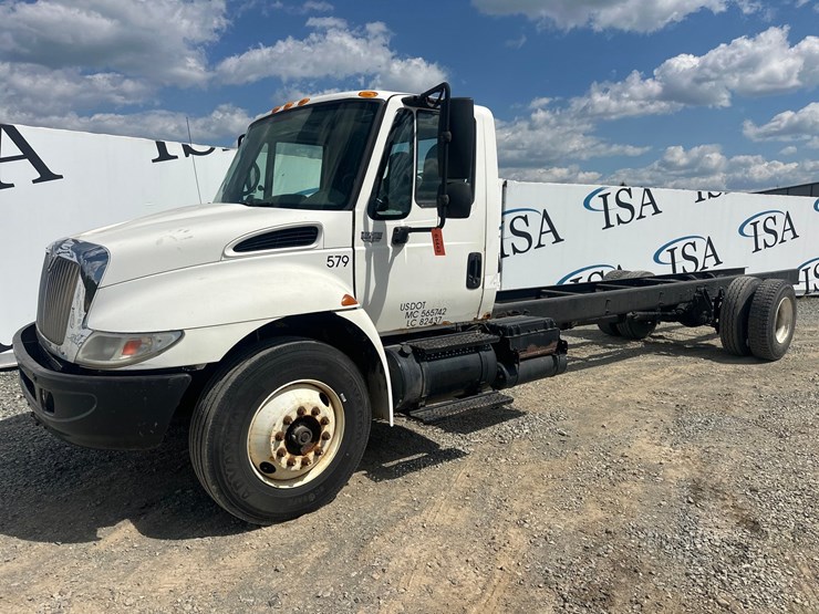 #61442-•-2006-international-single-axle-cab-and-chassis-image-1