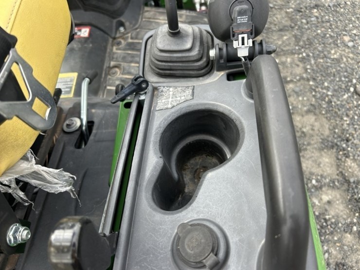 2021-john-deere-1025r-image-24