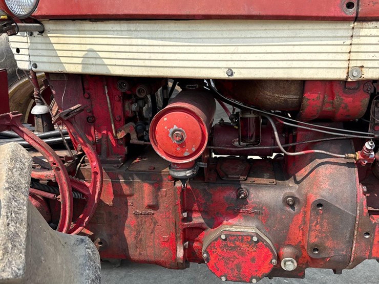 farmall-560-diesel-tractor-image-39