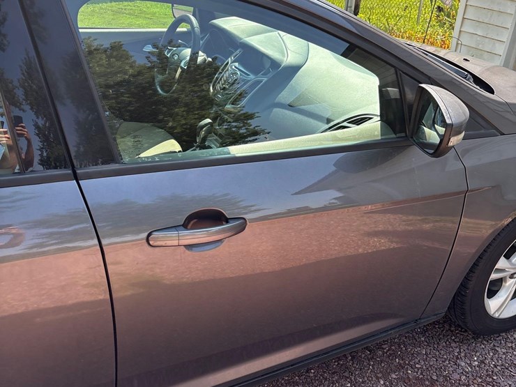 2014-ford-focus-se-car-image-10