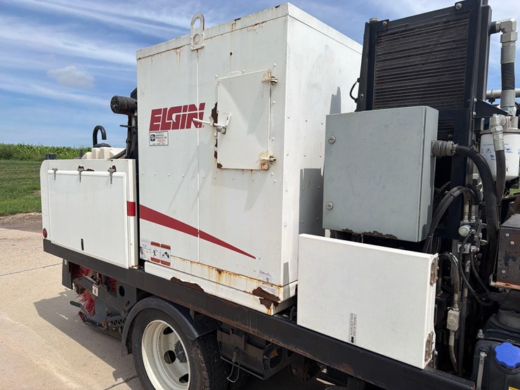 2015-isuzu-nrr-image-20