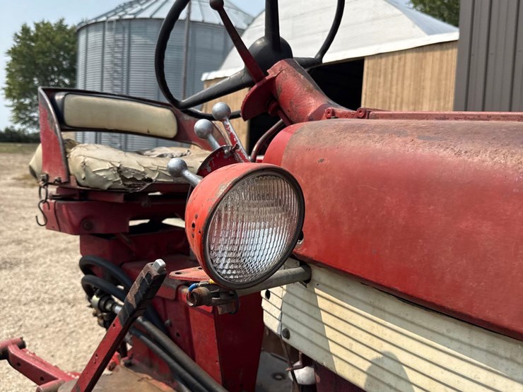 farmall-560-diesel-tractor-image-37