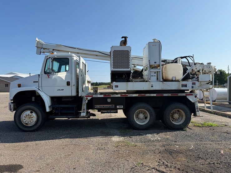 2003-freightliner-fl80-image-2