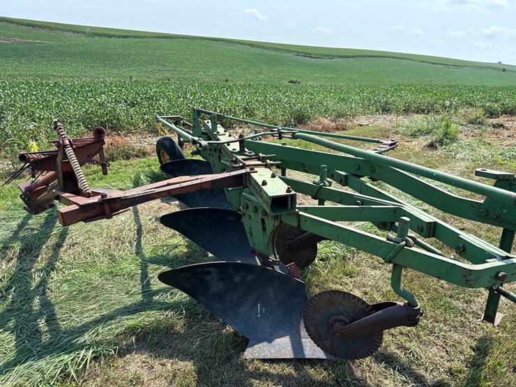 john-deere-4-bottom-plow-image-3