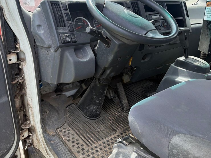 2015-isuzu-nrr-image-39