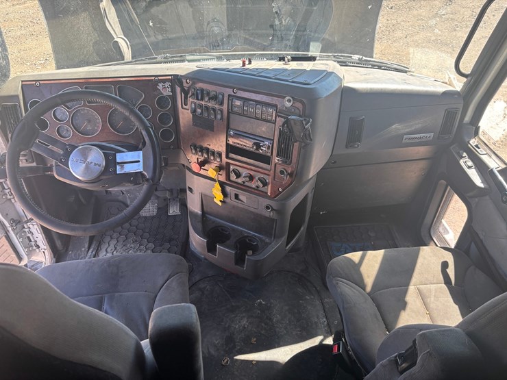 #2161-•-2015-mack-cxu600-sleeper-cab-truck-tractor-image-75