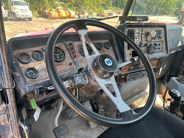 #2639-•-white-gmc-cab-and-chassis-image-26