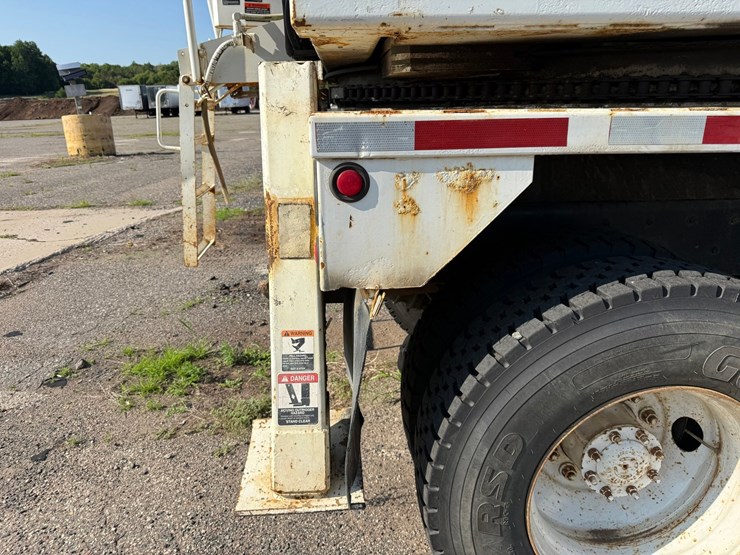 2003-freightliner-fl80-image-43