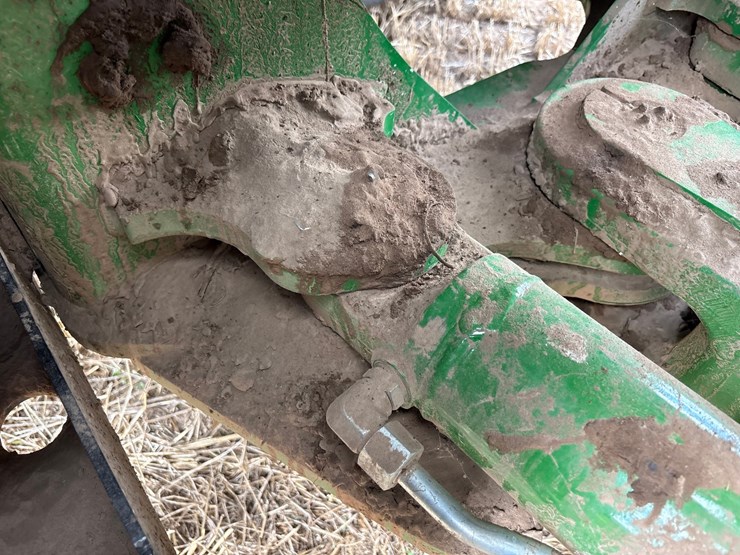 2022-john-deere-640-image-32