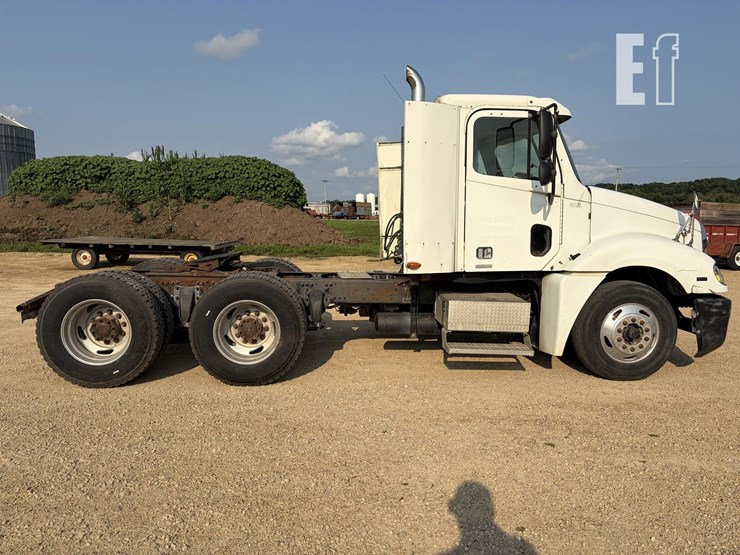 2002-freightliner-columbia-120-image-6