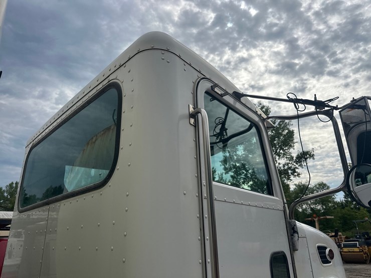 2006-peterbilt-335-image-24