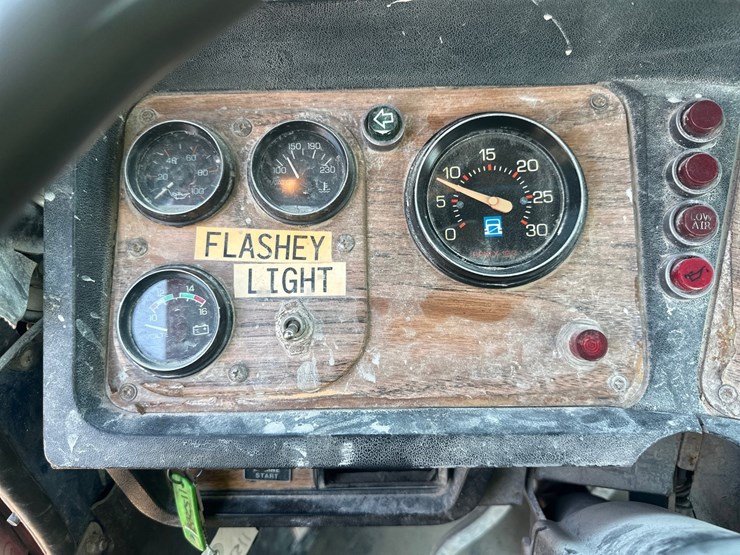 #2639-•-white-gmc-cab-and-chassis-image-27