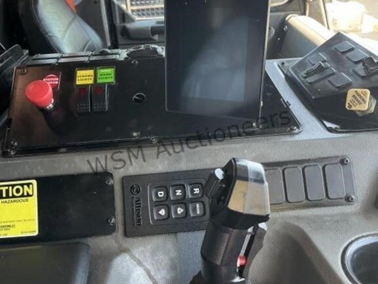 2018-peterbilt-520-image-21