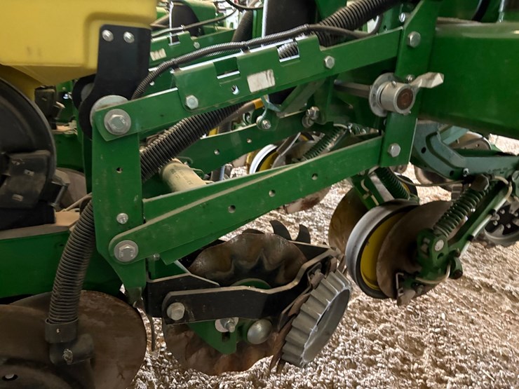 john-deere-1775-image-46