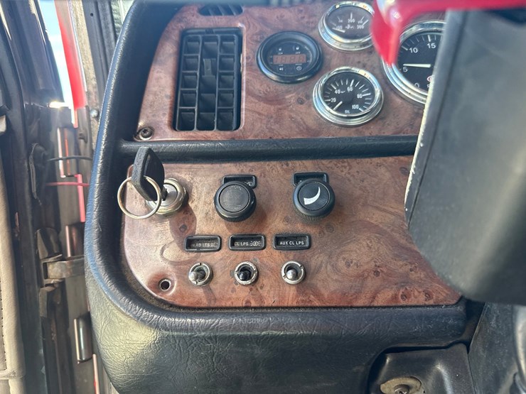2005-peterbilt-379-image-67