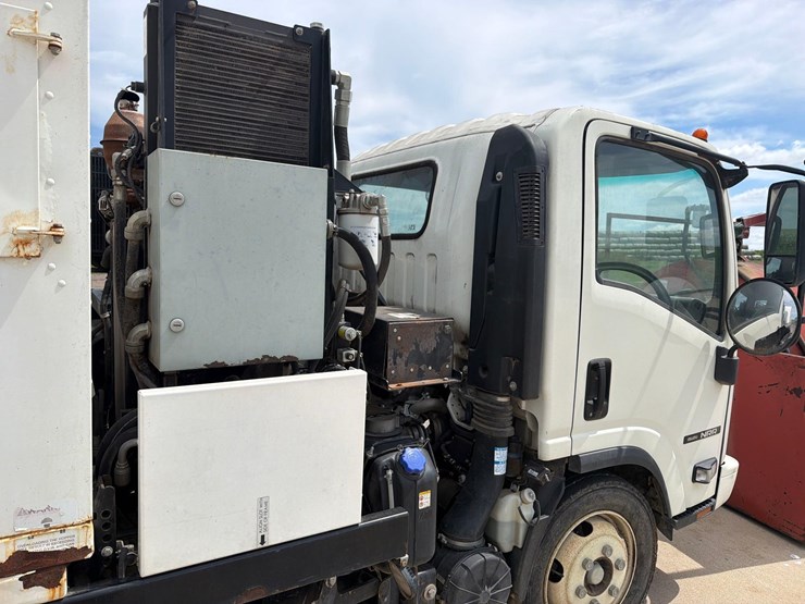 2015-isuzu-nrr-image-31