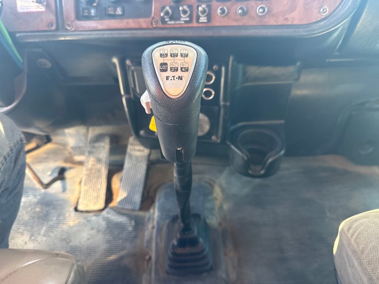 2005-peterbilt-379-image-61