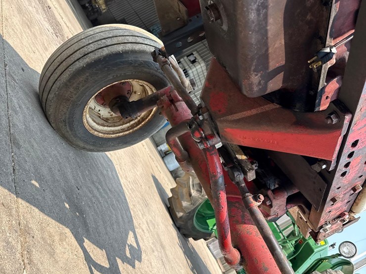 farmall-560-diesel-tractor-image-41
