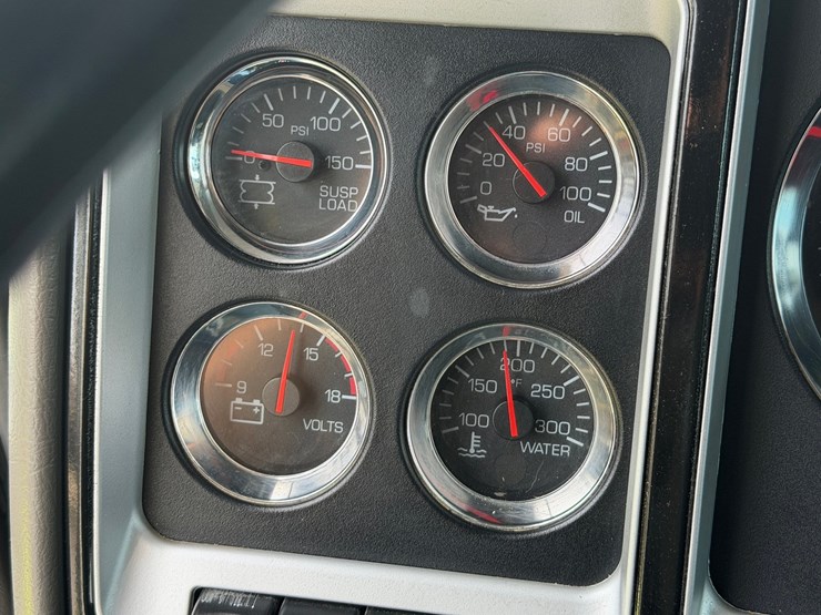 2016-kenworth-w900l-image-46