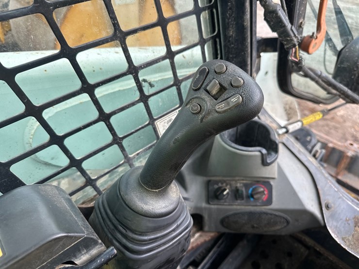 2012-bobcat-s850-image-35