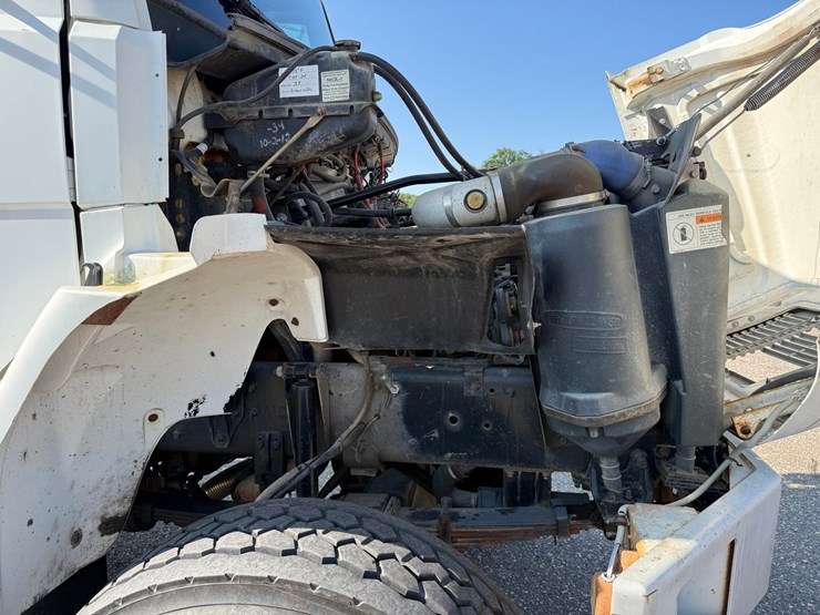 2003-freightliner-fl80-image-22