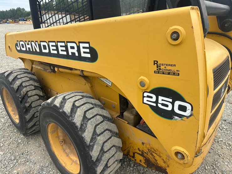 john-deere-250-image-24