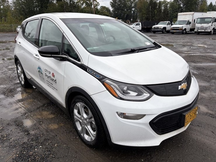 2017-chevrolet-bolt-ev-electric-hatchback-image-2
