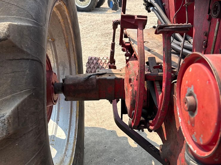 farmall-560-diesel-tractor-image-5