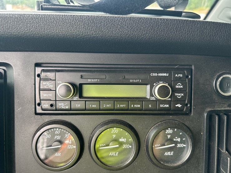 #61416-•-2019-freightliner-cascadia-evolution-iseries-sleeper-cab-truck-tractor-image-48