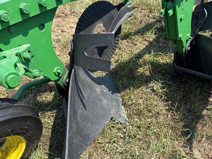 john-deere-3-bottom-plow-image-6