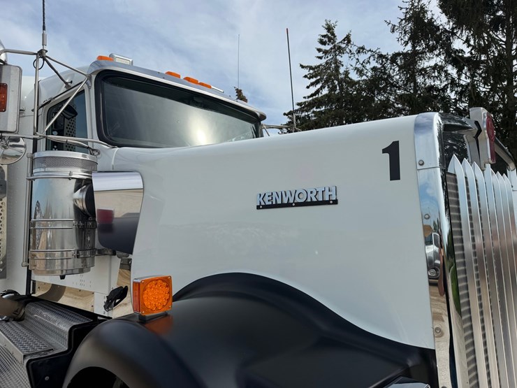 2016-kenworth-w900l-image-21