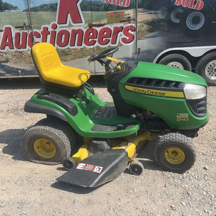 JOHN DEERE D140